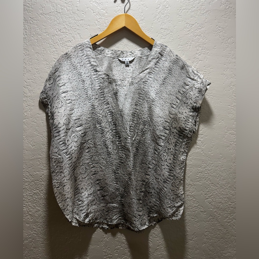 CABI GRAY WHITE TONE BLOUSE (Small)